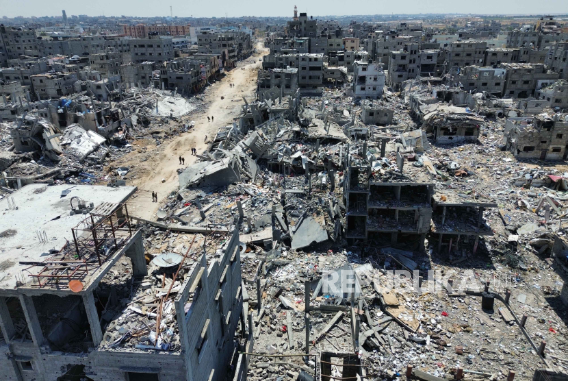 Pemandangan udara yang diambil dengan drone menunjukkan kehancuran umum di kota Khan Yunis di Jalur Gaza, setelah penarikan tentara Israel dari wilayah tersebut, pada 14 April 2024.