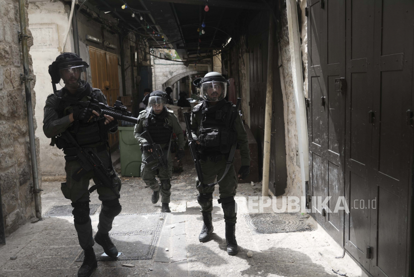 Israeli police is deployed in the Old City of Jerusalem, Sunday, April 17, 2022. Israeli police clashed with Palestinians outside Al-Aqsa Mosque after police cleared Palestinians from the sprawling compound to facilitate the routine visit of Jews to the holy site and accused Palestinians of stockpiling stones in anticipation of violence. 