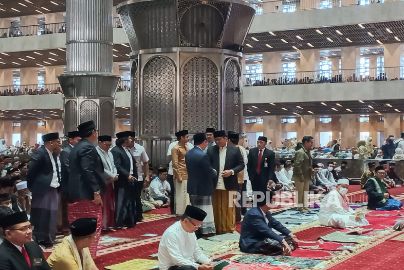 Bakal calon presiden dari koalisi perubahan Anies Baswedan saat hendak melaksanakan Shaalt Idul Fitri 1444 Hijriah di Masjid Istiqlal, Jakarta, Sabtu (22/4/2023. 