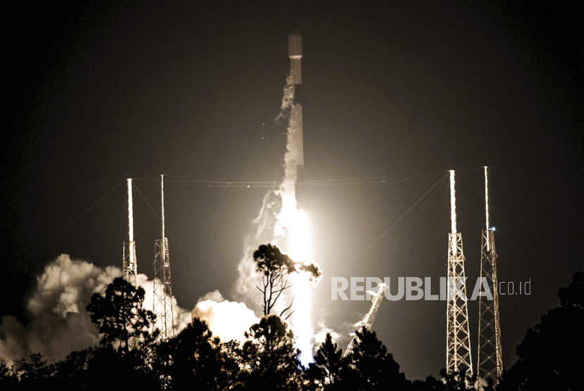 Roket SpaceX Falcon 9 lepas landas membawa satelit internet Starlink.