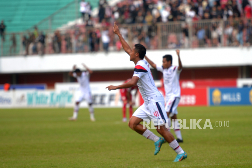 Selebrasi gelandang serang Arema FC, Dendy Santoso, usai mencetak gol ke gawang lawan di Liga 1 Indonesia.