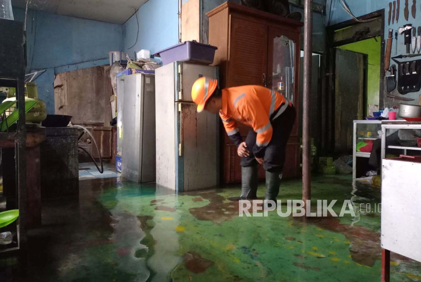 Petugas BPBD meninjau rumah yang tergenang banjir di Kelurahan Bantarsari, Kecamatan Bungursari, Kota Tasikmalaya, Jawa Barat, Selasa (5/12/2023). 