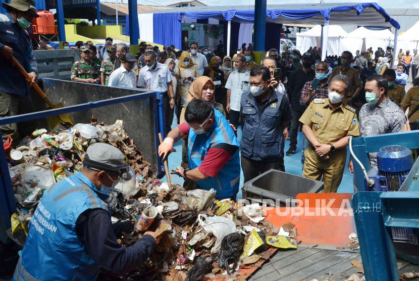 Wali Kota Bandung Yana Mulyana (kedua kanan) meninjau mesin pemilah dan pencacah sampah selepas peluncuran Tempat Pengolahan Sampah Terpadu (TPST) Cicukang Holis, Kota Bandung, Jawa Barat, Selasa (21/2/2023). 