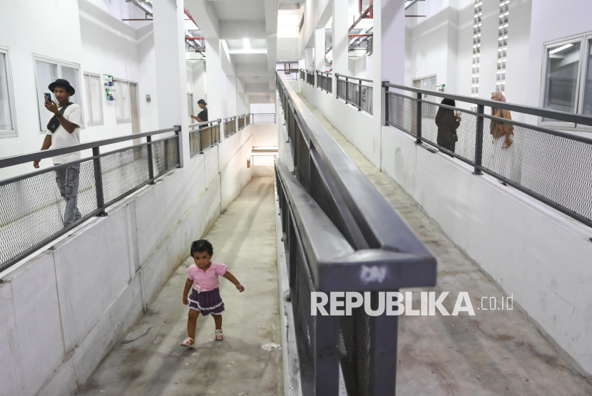 Warga melihat hunian di Rumah Susun Kampung Bayam, Jakarta, Kamis (6/3/2025).