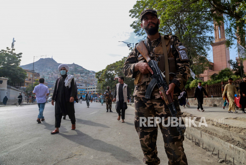  Tentara Taliban berjaga di dekat Hotel Serena di Kabul, Afganistan, 14 Oktober 2021. Amerika Serikat (AS) dilaporkan telah memberi tahu para diplomat Afghanistan bahwa mereka akan menutup kedutaan besar Afghanistan di Washington. 