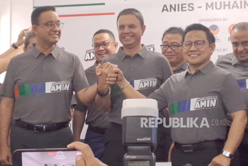 Pasangan capres-cawapres Anies Baswedan-Muhaimin Iskandar berfoto bersama Kapten Timnas AMIN Muhammad Syaugi, di Jakarta, Selasa (14/11/2023). 