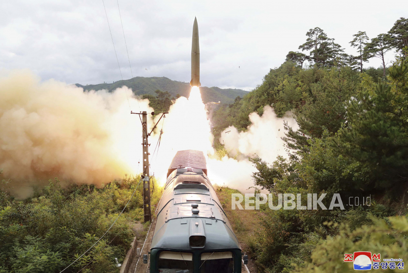  Foto ini disediakan oleh pemerintah Korea Utara Kamis, 16 September 2021, menunjukkan uji coba rudal yang diluncurkan dari kereta api pada 15 September 2021 di lokasi yang dirahasiakan Korea Utara.