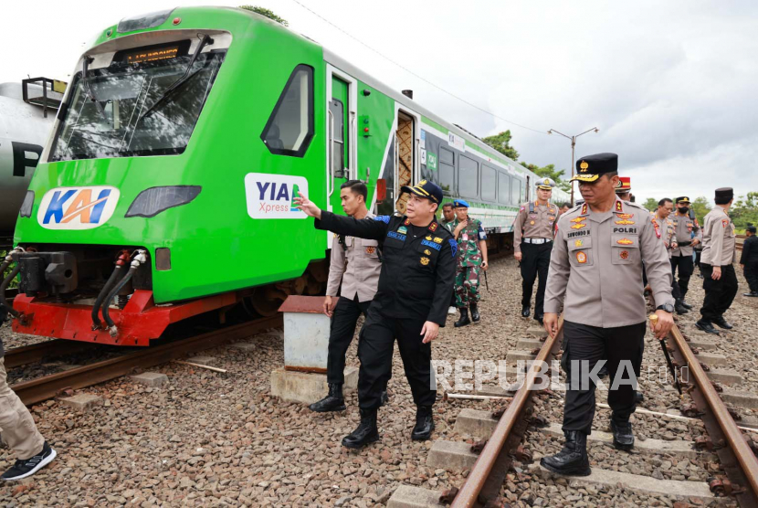Kapolda DIY, Irjen Suwondo Nainggolan mengecek kesiapan jalur rel kereta api yang akan digunakan pemudik, Jumat (14/4/2023). 