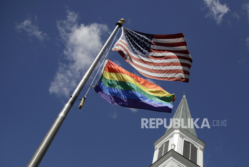 Bendera Amerika Serikat (AS) berkisar bersama bendera milik komunitas LGBTQ.