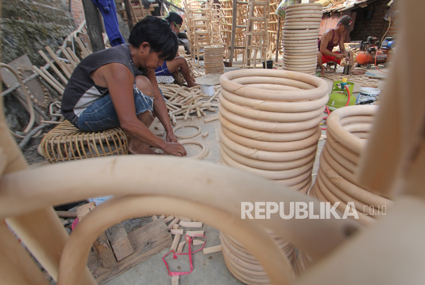 Perajin menyelesaikan pembuatan kursi rotan di Kapetakan, Cirebon, Jawa Barat. ilustrasi