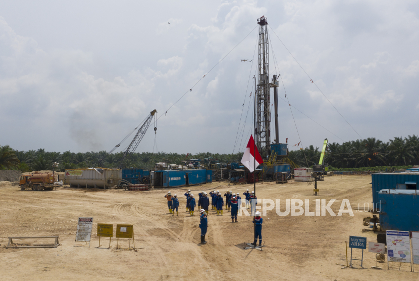  Aktivitas di lokasi pengeboran rig BN-03, Lapangan Petani #155, yang dikelola oleh Pertamina Hulu Rokan di Kabupaten Bengkalis, Riau, Rabu (17/8/2022).