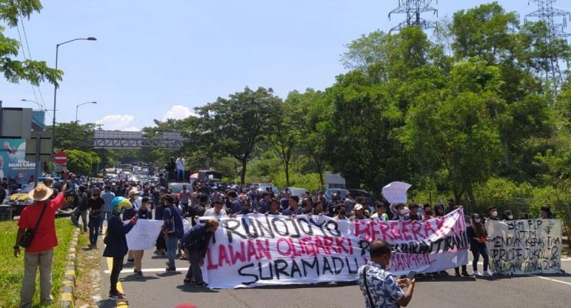 Hindari Jembatan Suramadu, Ratusan Mahasiswa Demonstrasi Blokade Jalan