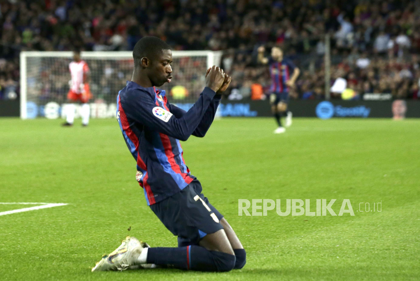 Pemain Barcelona Ousmane Dembele merayakan setelah mencetak gol pembuka timnya selama pertandingan sepak bola La Liga Spanyol antara Barcelona dan Almeria di stadion Camp Nou di Barcelona, ??Spanyol, Sabtu, 5 November 2022.