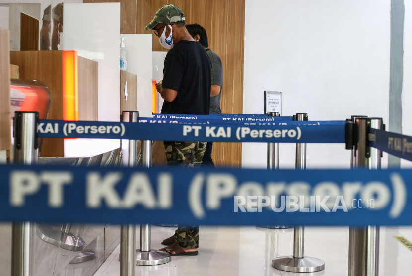 Calon penumpang menunggu antrean di loket Stasiun Pasar Senen, Jakarta, Senin (30/11). PT Kereta Api Indonesia (Persero) atau KAI resmi menerima investasi pemerintah dalam rangka Pemulihan Ekonomi Nasional (PEN) senilai Rp 3,5 triliun, kemarin (30/11). 