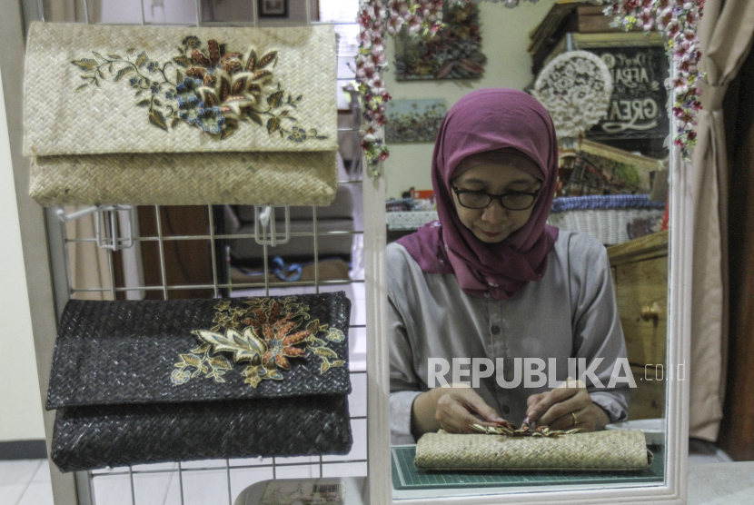 Perajin menyelesaikan pembuatan dompet dengan teknik sospeso trasparante di Nichi Craft, Depok, Jawa Barat. Peran perempuan sangat sentral bagi perkembangan ekonomi nasional. Ilustrasi.