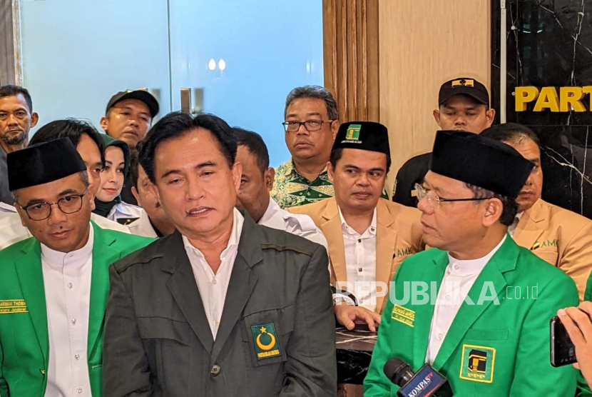 Ketua Umum Partai Bulan Bintang (PBB), Yusril Ihza Mahendra berkunjung ke Kantor DPP Partai Persatuan Pembangunan (PPP), Jakarta, Senin (13/3).