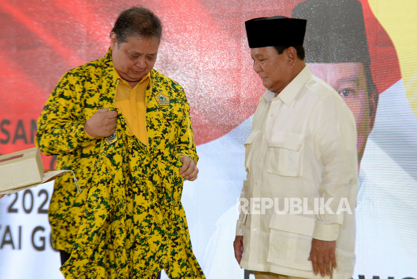 Ketua Umum DPP Partai Golkar Airlangga Hartarto memakaikan jaket kepada capres Prabowo Subianto di Rapimnas II Partai Golkar di kantor DPP Partai Golkar, Slipi, Jakarta Barat, Sabtu (21/10/2023).