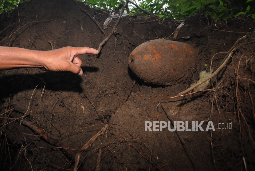 Warga menunjukan temuan mortir ilustrasi. Warga di Desa Rajapolah, Kecamatan Rajapolah, Kabupaten Tasikmalaya, menemukan sebuah benda yang diduga mortir pada Selasa (13/12/2022). 