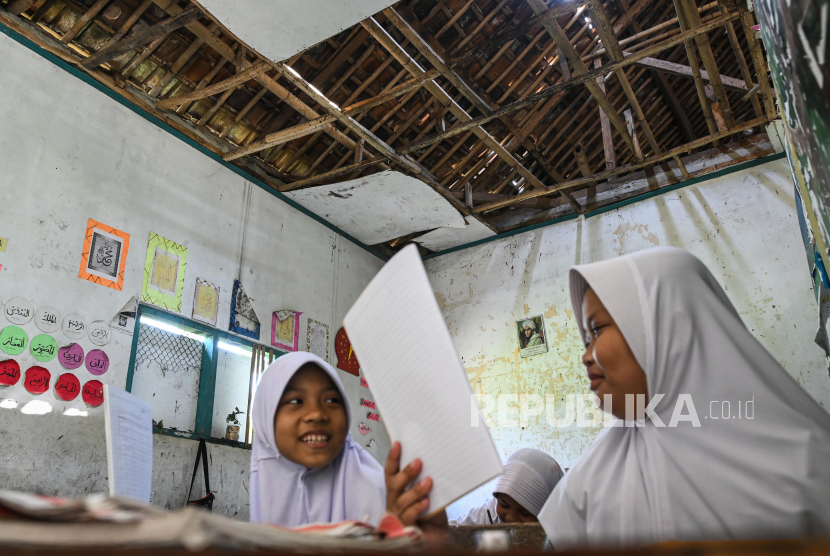 Siswa belajar di ruangan kelas yang rusak, (ilustrasi). Banggar DPR menyoroti mengenai penyerapan anggaran pendidikan yang dinilai lamban. 