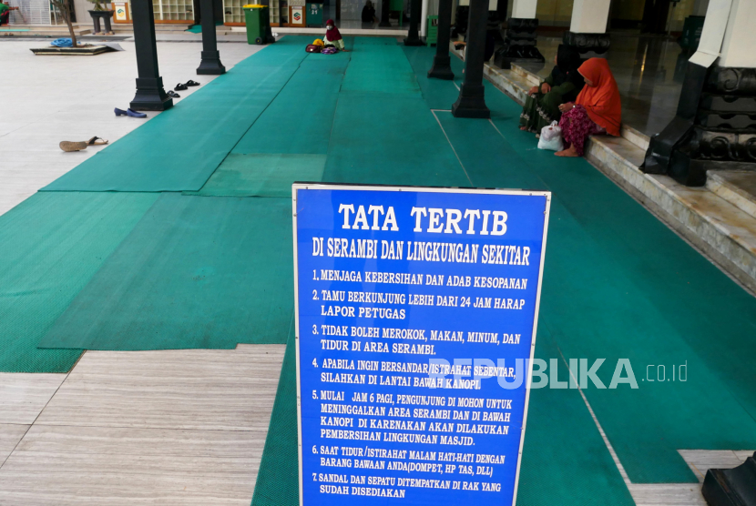 Wisatawan beristirahat di Masjid Agung Demak, Jawa Tengah, Kamis (31/3/2022).