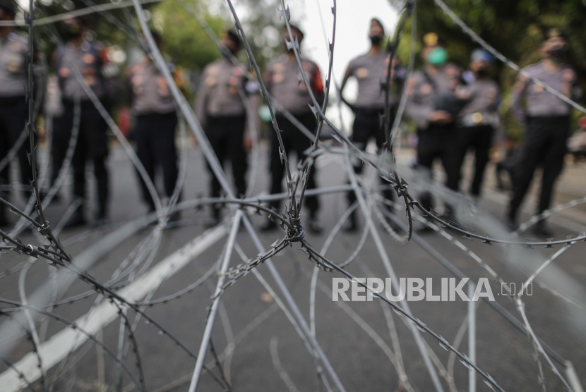  Kabareskrim: Tempatkan Polisi Berntegritas di Gakkumdu Pemilu 2024. Foto:  Petugas polisi berdiri di belakang kawat berduri selama protes terhadap kenaikan harga bahan bakar di dekat istana presiden di Jakarta, Indonesia, 05 September 2022. Ratusan mahasiswa turun ke jalan untuk memprotes keputusan pemerintah untuk menaikkan harga bahan bakar sebesar 30 persen, di tengah melonjaknya harga BBM. inflasi..