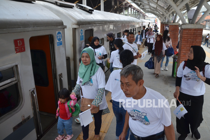 Calon penumpang Kereta Api (KA) memadati Stasiun Kiaracondong, Kota Bandung, Jawa Barat, Jumat (5/4/2024). Pemudik diingatkan untuk menjaga anak-anaknya.