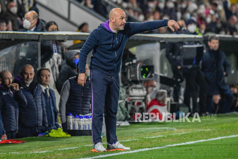 Pelatih Fiorentina Vincenzo Italiano memberikan instruksi selama pertandingan.