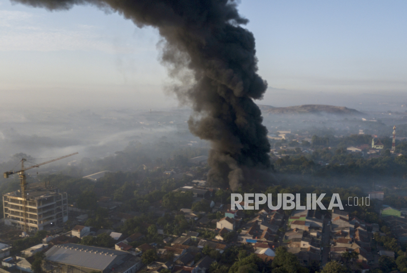 Foto udara kebakaran pabrik pengolahan plastik di Bantargebang, Bekasi, Jawa Barat, Sabtu (8/4/2023). Menurut keterangan warga kebakaran terjadi pada pukul 02.00 WIB dini hari dan pemadam kebakaran menurunkan 14 mobil . 