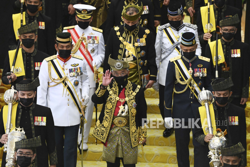  Dalam foto yang dirilis Departemen Penerangan Malaysia ini, Raja Malaysia Sultan Abdullah Sultan Ahmad Shah menyapa saat menghadiri upacara pembukaan sidang parlemen di gedung parlemen di Kuala Lumpur, Malaysia, Senin, 13 September 2021.