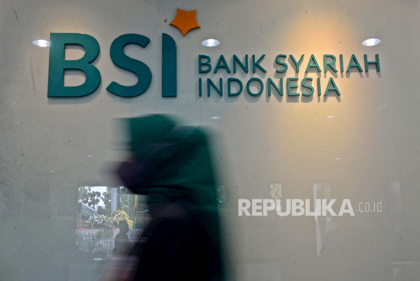  BSI-PBNU Sinergi Bangun Ekosistem Syariah. Foto:  Karyawan melintas di dekat logo Bank Syariah Indonesia (BSI) KC Jakarta Barat, Senin (1/2). PT Bank Syariah Indonesia Tbk., entitas usaha hasil penggabungan tiga bank syariah milik Himbara, resmi hadir dan beroperasi di Indonesia. Bank Syariah Indonesia berkomitmen untuk menjadi lembaga perbankan yang melayani segala lini masyarakat, menjadi bank yang modern, serta inklusif dalam memberikan pelayanan kepada seluruh masyarakat dengan tetap menjunjung tinggi prinsip-prinsip Syariah.Prayogi/Republika.