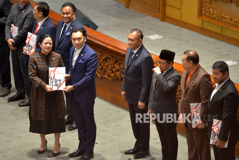 Ketua DPR Puan Maharani bersama Ketua Fraksi Partai Demokrat DPR RI Edhie Baskoro Yudhoyono. Dari 10 caleg dengan suara terbanyak, 2 teratas diisi oleh anak-anak mantan presiden.
