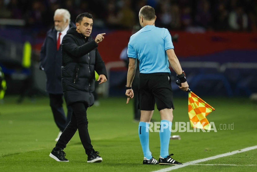 Pelatih  FC Barcelona Xavi Hernandez berbicara dengan asisten wasit.