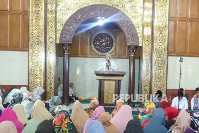 Peringatan Maulid Nabi Muhammad SAW di Masjid Agung Kota Tasikmalaya, Rabu (4/10/2023). 