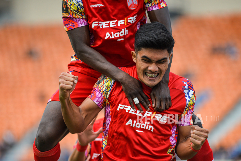 Penyerang Persis Solo Ramadhan Sananta berselebrasi usai mencetak gol ke gawang PSM Makassar pada pertandingan Grup A Piala Presiden di Stadion Si Jalak Harupat, Kabupaten Bandung, Senin (22/7/2024). 