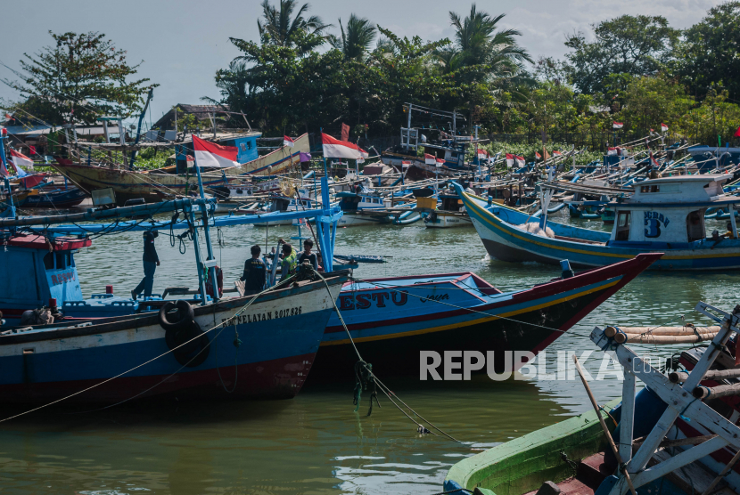 Sejumlah nelayan beraktivitas di kapalnya di Pangkalan Pendaratan Ikan (PPI) Binuangeun, Lebak, Banten, Ahad (8/8/2021).