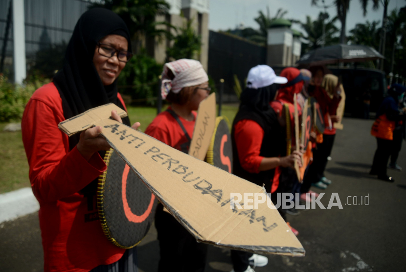 Sejumlah orang yang tergabung dalam Jala PRT melakukan aksi Rabuan di depan Gedung DPR, Senayan, Jakarta, Rabu (7/6/2023). Dalam aksinya mereka menuntut DPR RI agar segera mengesahkan Rancangan Undang-Undang Perlindungan Pekerja Rumah Tangga (RUU PPRT).