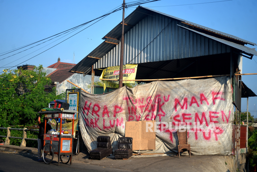 Bagian depan tempat pembuangan sementara (TPS) tertutup terpal di Depo Sampah Gondolayu, Yogyakarta. Pemkot Yogyakarta menyiapkan empat lokasi penanganan sampah sementara.