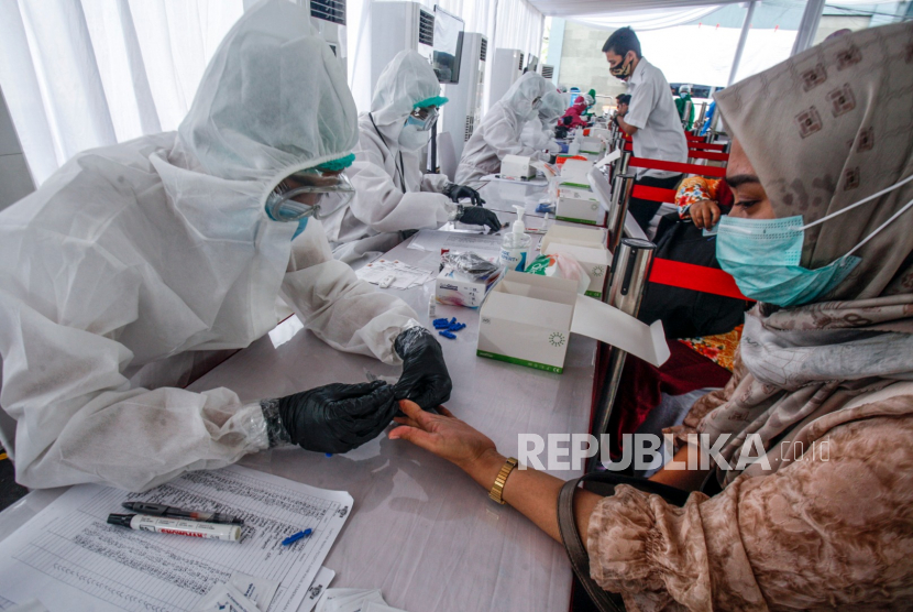 Petugas medis mengambil sampel darah pegawai Badan Pertanahan Nasional (BPN) saat rapid test massal yang di gelar Badan Intelijen Negara (BIN) di kantor BPN, Cibinong, Bogor, Jawa Barat, Kamis (16/7/2020). Kabupaten Bogor kembali memperpanjang PSBB hingga 30 Juli 2020.