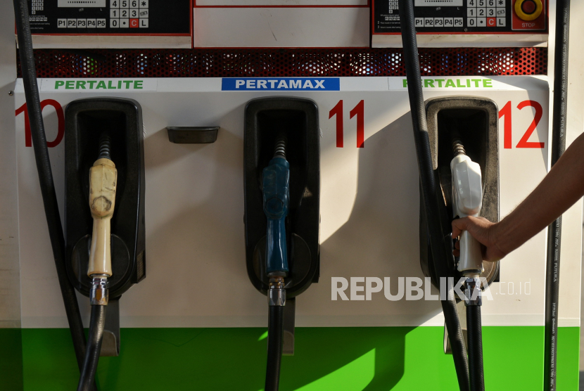 Pengendara mengisi bahan bakar minyak (BBM) jenis pertalite di SPBU di kawasan Jalan Pemuda, Rawamangun, Jakarta Timur, Senin (13/5/2024). Sebelumnya, SPBU tersebut dikabarkan tidak lagi menjual BBM jenis pertalite, namun berdasarkan pantauan Republika, SPBU dengan nomor kode 34.132.09 itu masih menjual BBM pertalite. Selain itu, SPBU tersebut juga menjual produk BBM jenis terbaru yakni Pertamax Green dengan oktan RON 95 hasil pengembangan dari energi terbarukan berupa Bioetanol yang sudah teruji oleh Worldwide Fuel Charter (WWFC).