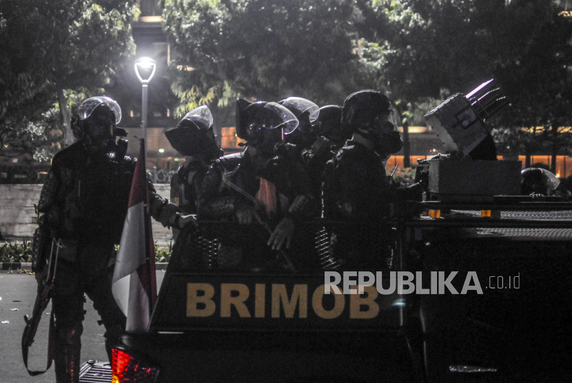 Anggota kepolisian bersiap membubarkan massa aksi di Jakarta, Kamis (8/10). Dalam aksi yang berakhir ricuh tersebut mereka menolak disahkannya Undang-Undang Cipta Kerja (Omnibus Law) karena dinilai merugikan buruh dan pekerja. Republika/Putra M. Akbar