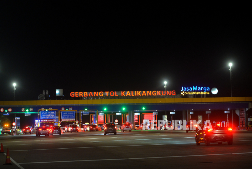 Kendaraan pemudik memasuki Gerbang Tol Kalikangkung, Ngaliyan, Semarang, Jawa Tengah.
