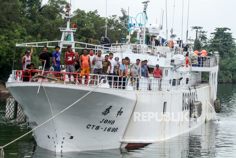 Sejumlah anak buah kapal (ABK) MV. JOHO diamankan di Pelabuhan Umum Krueng Geukuh, Lhokseumawe, Aceh, Selasa (21/6/2022). TNI AL KRI Teuku Umar-385 Unsur BKO Gugus Tempur Laut (Guspurla) Koarmada I, berhasil menangkap Kapal Ikan Asing (KIA) MV. JOHO berbendera Taiwan bersama 22 orang ABK yang menangkap ikan di wilayah teritorial Indonesia di kawasan perairan laut Tanah Jambo Aye Aceh Utara, Aceh. 