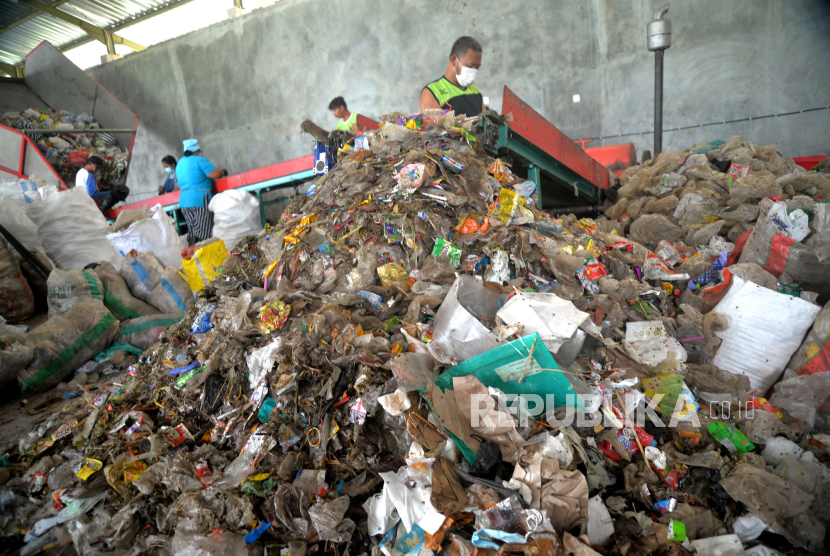 Pekerja memilah sampah di Tempat Pengolahan Sampah Terintegrasi (TPST) Sindu Mandiri, Desa Sinduadi, Sleman, Yogyakarta, Senin (11/9/2023). 