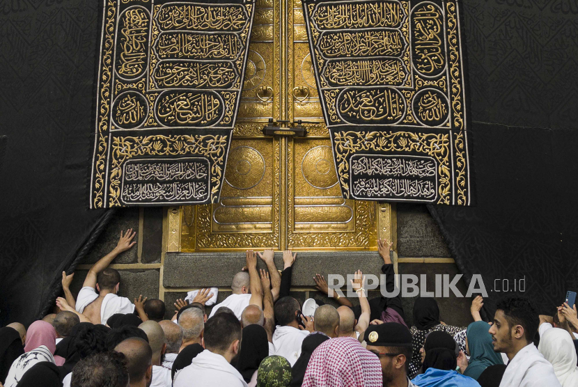 Sejumlah umat Islam berusaha menyentuh pintu kabah seusai tawaf di Masjidil Haram, Makkah, Arab Saudi. Jamaah Indonesia diimbau menunaikan umroh wajib pada pagi atau malam hari.