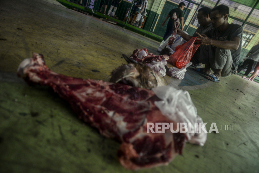 Sejumlah warga mengambil daging kurban. DLH Surabaya meminta warga untuk tidak membuang limbah kurban sembarangan.