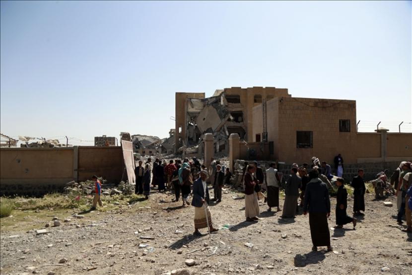 Koalisi Arab yang dipimpin Saudi melakukan serangkaian serangan udara di tiga kota di Yaman pada Rabu (15/9).