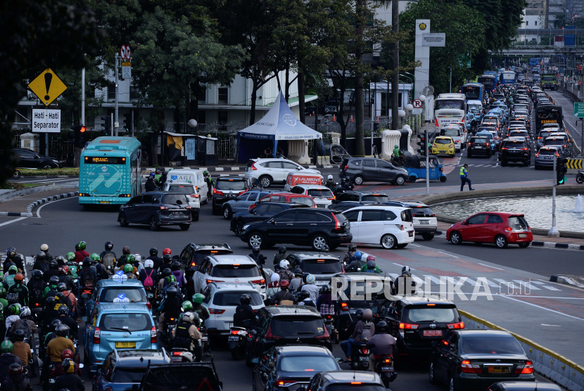 Sejumlah kendaraan menunggu lampu merah di Jalan Medan Merdeka Barat, Jakarta. Wakil Ketua Komisi V DPR meminta rencana jalan berbayar untuk dikaji ulang.