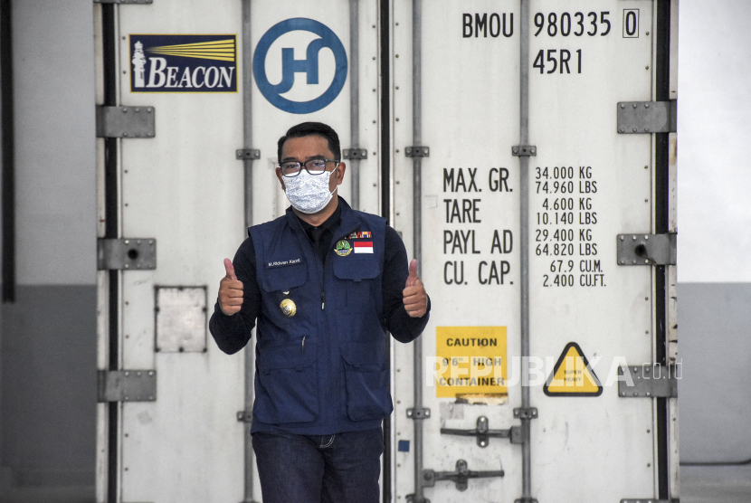 Gubernur Jawa Barat Ridwan Kamil berjalan di depan kontainer berisi vaksin Covid-19 di gudang logistik material penanganan Covid-19 di Komplek Pergudangan BizPark Kopo, Kota Bandung, Rabu (6/1). Provinsi Jawa Barat menerima 97.000 dosis vaksin Covid-19 pada tahap pertama yang akan disuntikkan kepada sedikitnya 45.000 tenaga kesehatan di Provinsi Jawa Barat pada pertengahan Januari mendatang. Foto: Abdan Syakura/Republika