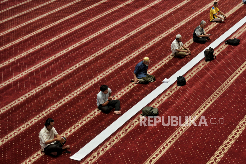 Jamaah beristirahat di Masjid Istiqlal, Jakarta.