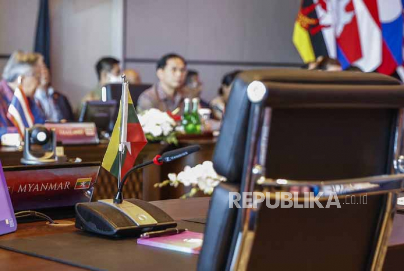 Meja yang disediakan untuk delegasi Myanmar dibiarkan kosong selama Pertemuan Menteri Luar Negeri Perhimpunan Bangsa-Bangsa Asia Tenggara (ASEAN) menjelang KTT ASEAN ke-42 di Labuan Bajo, Nusa Tenggara Timur, Indonesia, Selasa, 9 Mei 2023. 